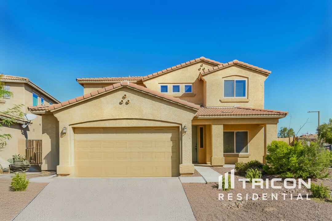 18024 W Post Dr in Surprise, AZ - Building Photo