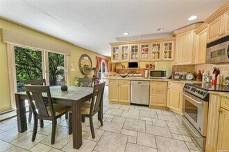 9 Lone Hill Pl in Dix Hills, NY - Building Photo - Building Photo