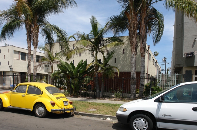 952 N Ardmore Ave in Los Angeles, CA - Foto de edificio - Building Photo