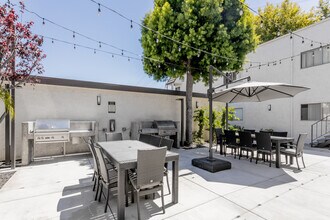 Casa del Rio Seco in Downey, CA - Foto de edificio - Building Photo