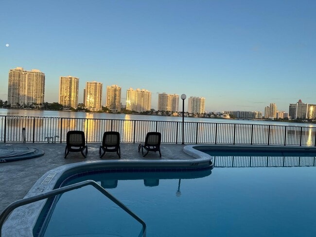 17600 N Bay Rd in Sunny Isles Beach, FL - Building Photo - Building Photo