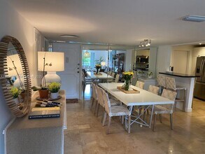 210 Seaview Dr in Key Biscayne, FL - Foto de edificio - Building Photo