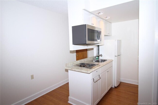 60 Strawberry Hill Ave in Stamford, CT - Building Photo - Building Photo