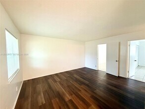 220 NE 41st St, Unit 2 in Oakland Park, FL - Building Photo - Building Photo