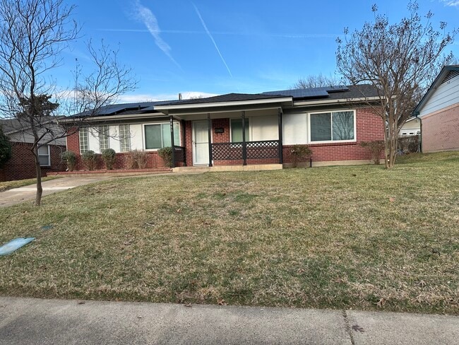 8655 Ashcroft Ave in Dallas, TX - Building Photo - Building Photo