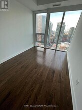 126 Simcoe St in Toronto, ON - Building Photo - Building Photo