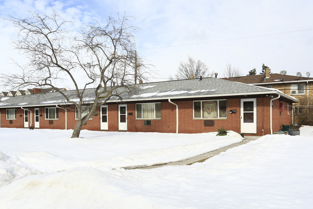 Meadow Lane Apartments in Wickliffe, OH - Building Photo