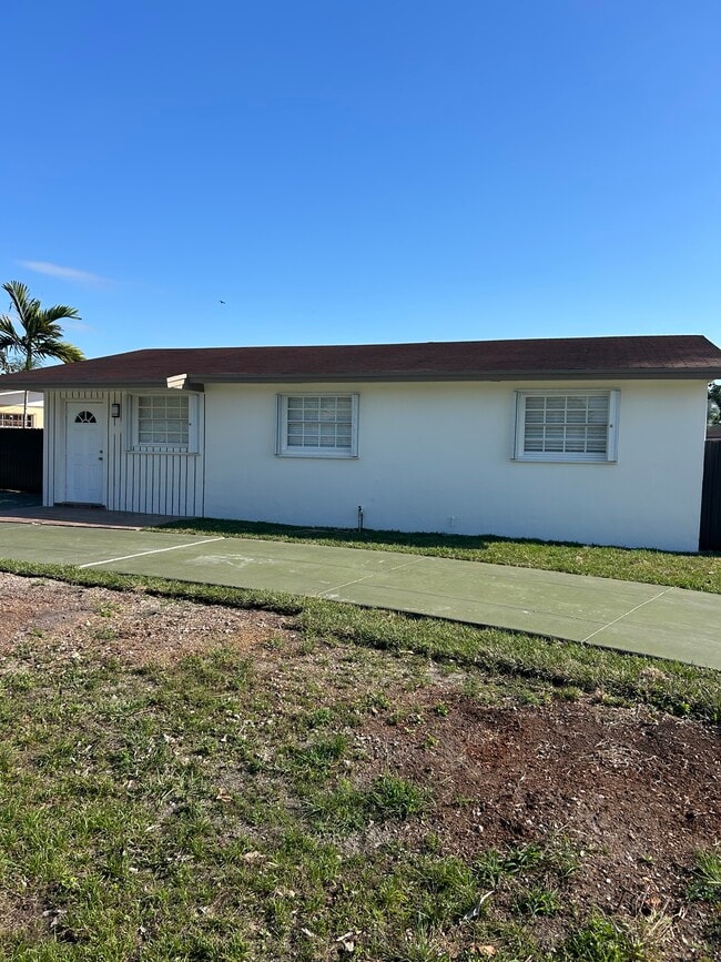 11780 SW 182nd Ter in Miami, FL - Foto de edificio - Building Photo