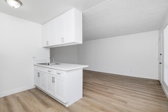 University Manor Apartments in Los Angeles, CA - Building Photo - Interior Photo