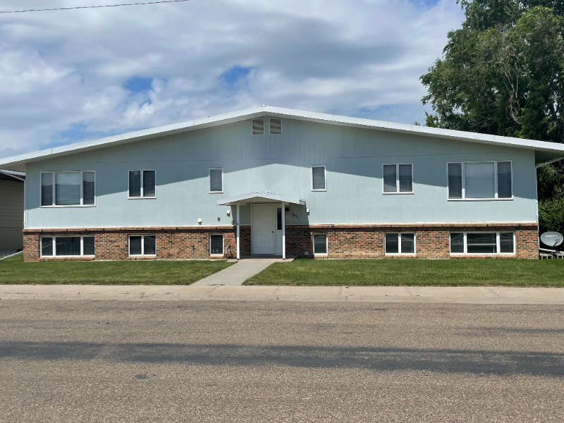 951 15th St SW in Sidney, MT - Building Photo