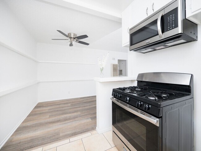 7245-51 Willoughby Ave in West Hollywood, CA - Foto de edificio - Building Photo