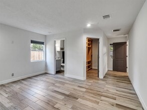 667 Edgebrook Dr in Houston, TX - Building Photo - Building Photo