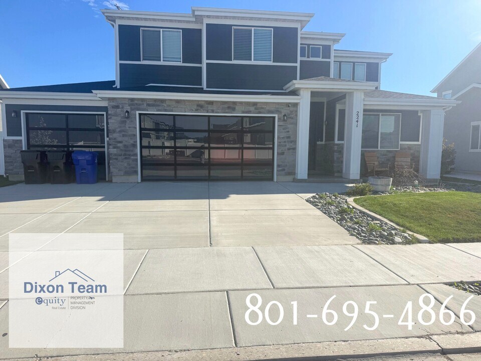 2241 W Parkview Dr in Syracuse, UT - Building Photo