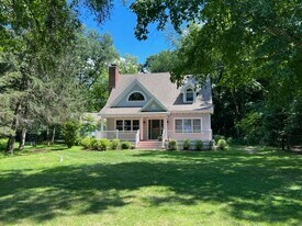 3995 Lake Forest Path in Stevensville, MI - Building Photo