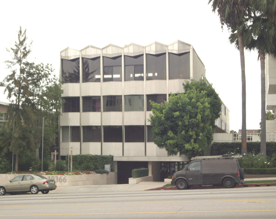 10366 Wilshire Blvd in Los Angeles, CA - Building Photo