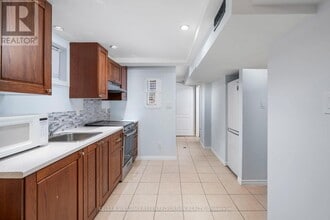 39 Cayuga Ave in Toronto, ON - Building Photo - Building Photo