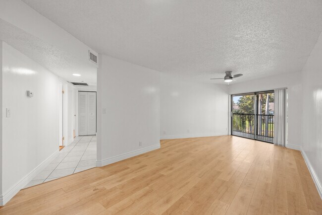 The Island Club At Coral Springs in Coral Springs, FL - Foto de edificio - Interior Photo