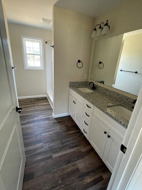 103 8th St in Grottoes, VA - Building Photo