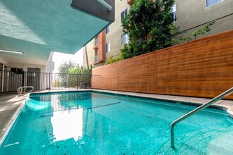 1635 North Martel Avenue in Los Angeles, CA - Foto de edificio - Building Photo