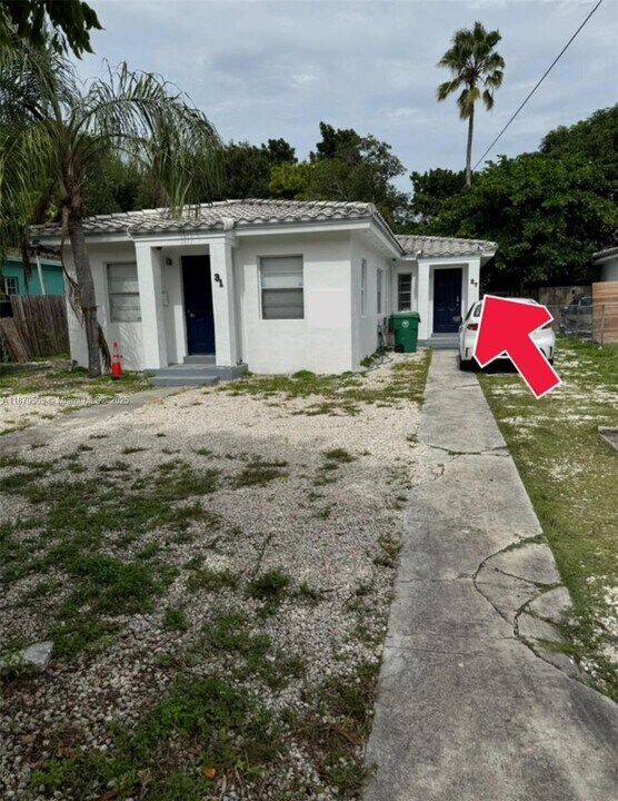 27 NW 44th St in Miami, FL - Foto de edificio