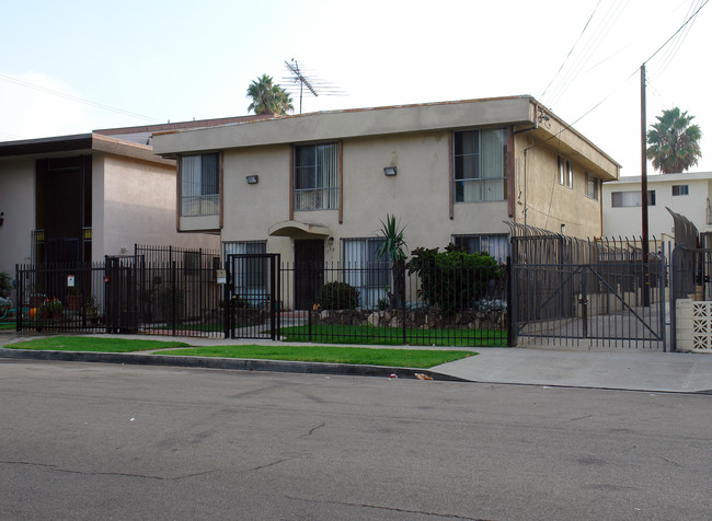 110 N Cedar Ave in Inglewood, CA - Building Photo - Building Photo