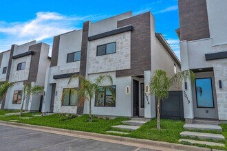 8218 Casa Verde Rd in Laredo, TX - Building Photo - Building Photo