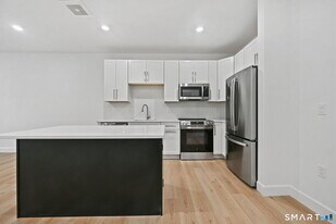 131 Beach Rd in Fairfield, CT - Building Photo