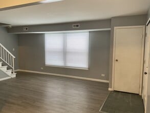 1387 S Glen Cir in Aurora, IL - Building Photo - Building Photo