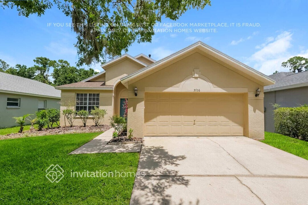 5706 Hawklake Rd in Fish Hawk, FL - Foto de edificio