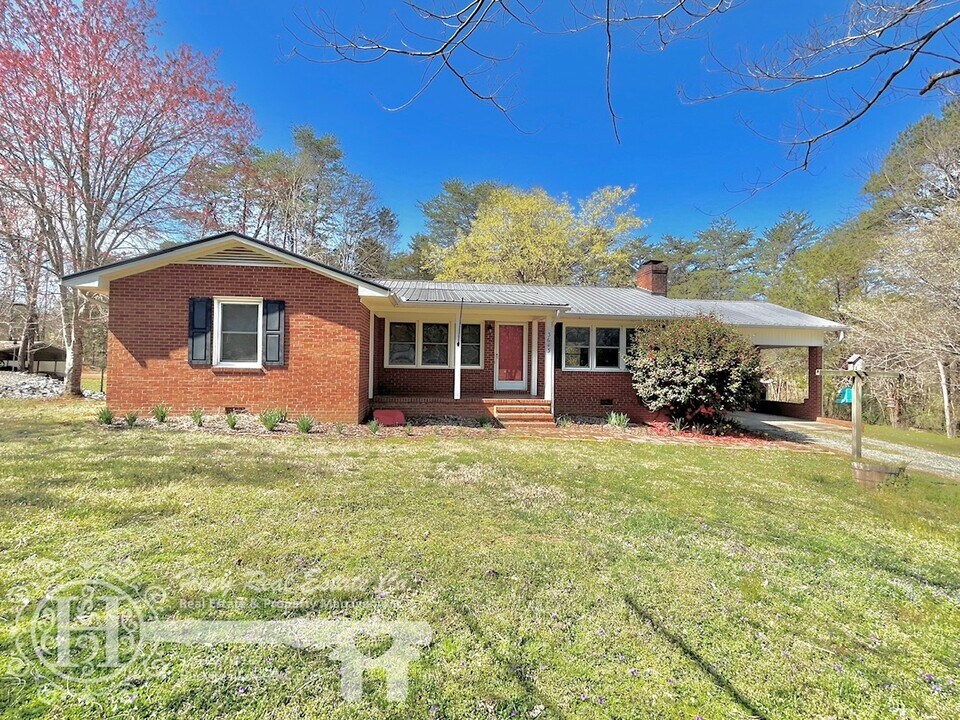 3643 Bellemont Mount Hermon Rd in Burlington, NC - Foto de edificio