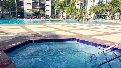 16909 N Bay Rd, Unit 907 in Sunny Isles Beach, FL - Building Photo - Building Photo