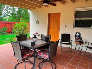 1424 SW 21st St-Unit -rear in Miami, FL - Foto de edificio - Building Photo