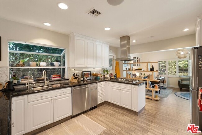 property at 4927 Bellaire Ave