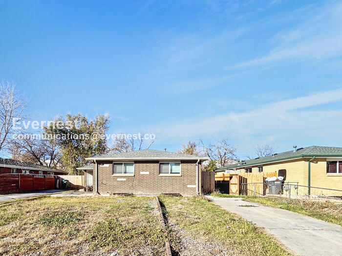 1345 Xanadu St in Aurora, CO - Foto de edificio