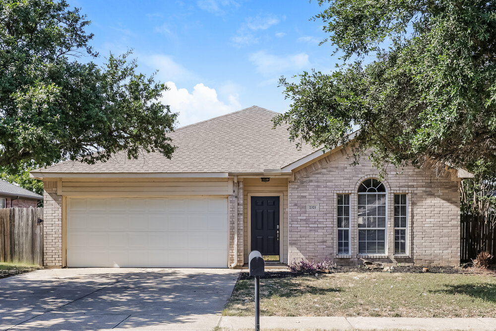 2321 Wildwood Ln in Denton, TX - Building Photo