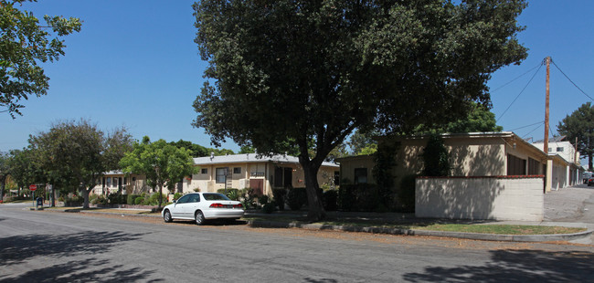 724 S 6th St in Burbank, CA - Foto de edificio - Building Photo