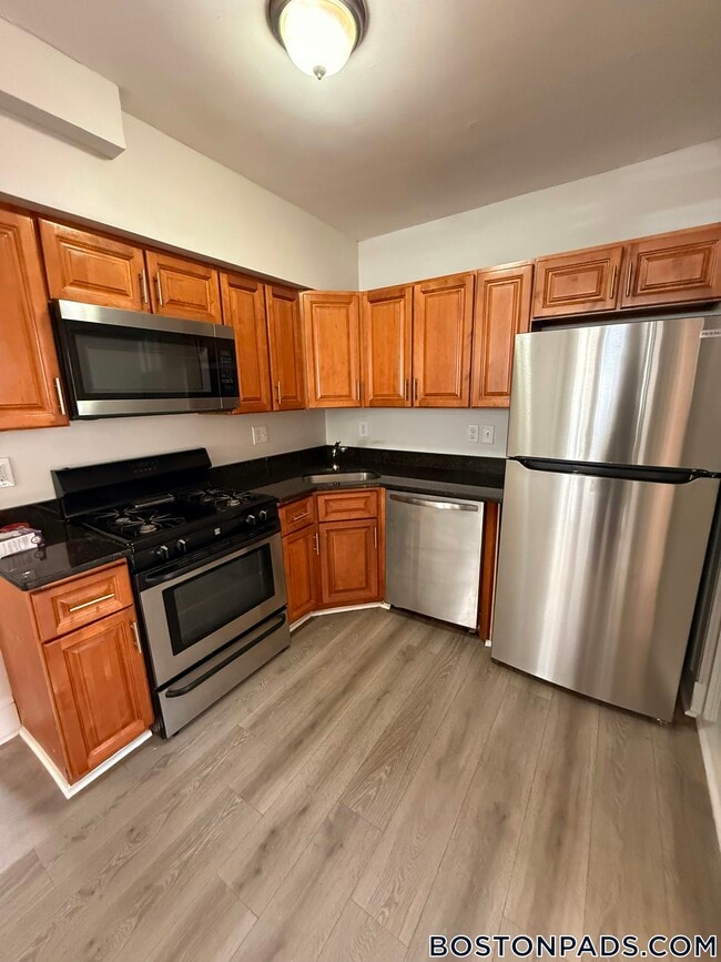 241 Freeman St, Unit B in Brookline, MA - Foto de edificio - Building Photo