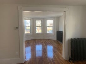 10 Collins St in New Bedford, MA - Building Photo