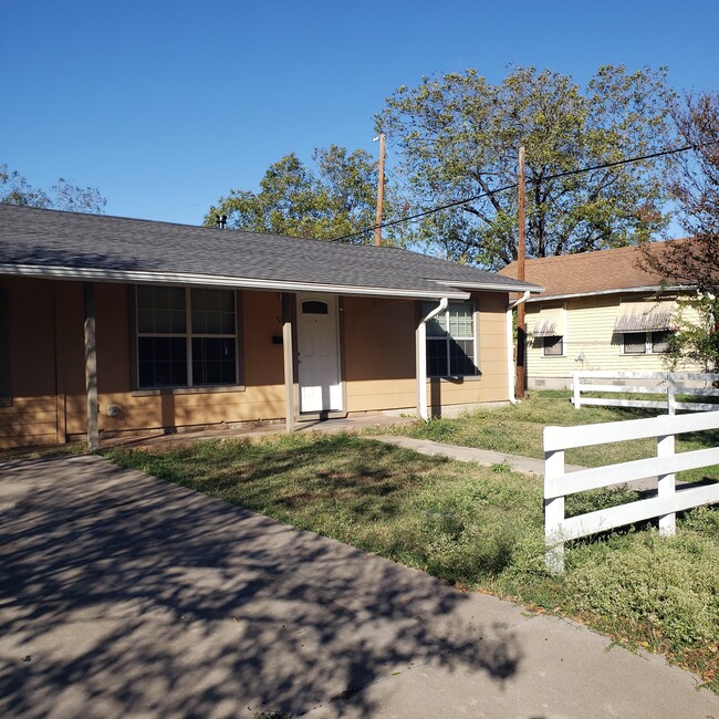 710 W 4th St in Taylor, TX - Building Photo - Building Photo
