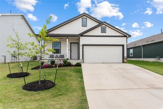 509 Halfmoon Dr in Lockhart, TX - Building Photo - Building Photo