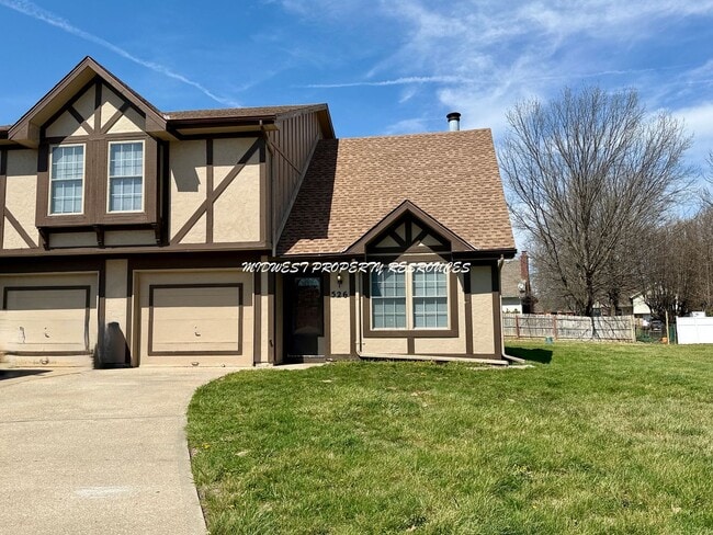 526 SE Hampton St in Lee's Summit, MO - Building Photo - Building Photo