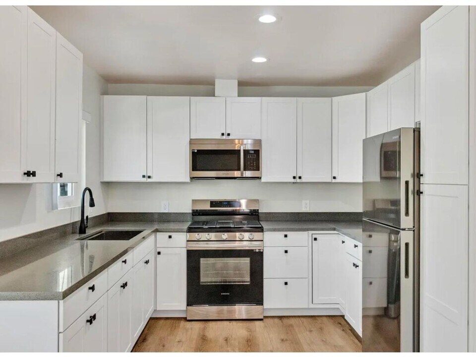 11720 Hamlin St in Los Angeles, CA - Building Photo