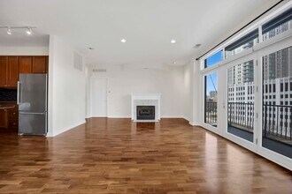 330 N Clinton St in Chicago, IL - Building Photo - Building Photo