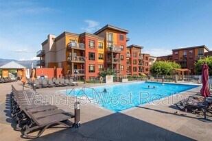 654-654 Cook Rd in Kelowna, BC - Building Photo