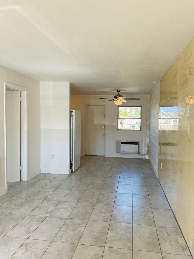 5510 Third Ave-Unit -5512 Third Ave in Ft. Myers, FL - Foto de edificio - Building Photo