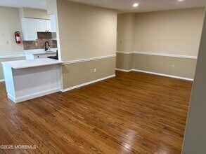 76 Manchester Ct in Freehold, NJ - Building Photo - Building Photo