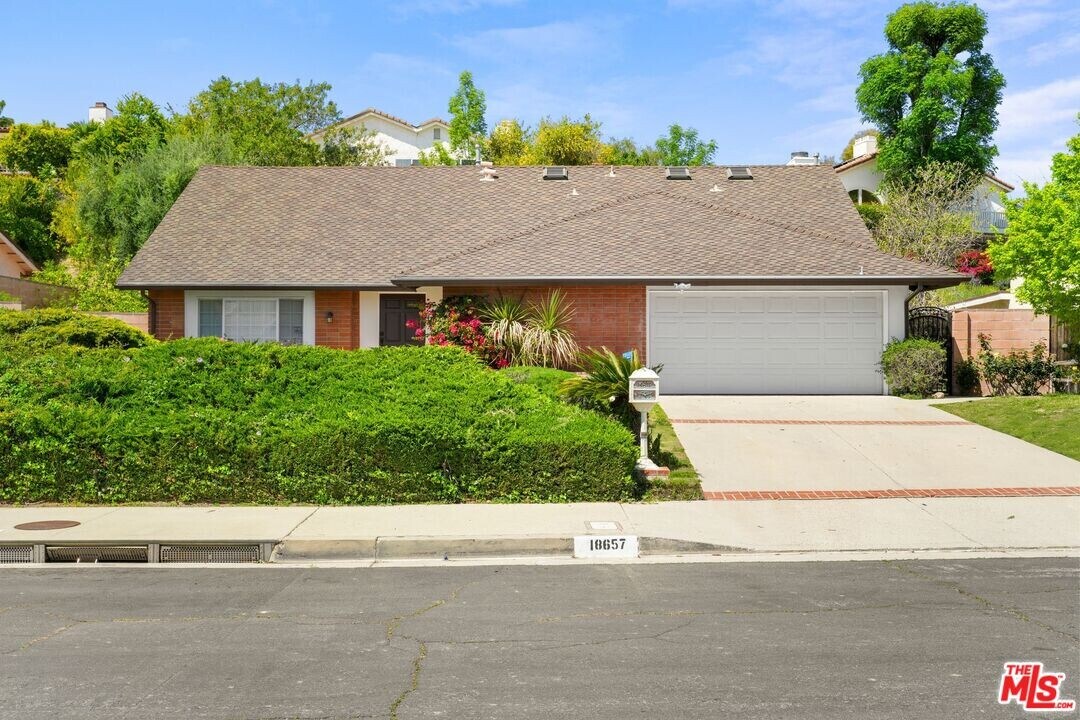 18657 Kirkcolm Ln in Los Angeles, CA - Building Photo