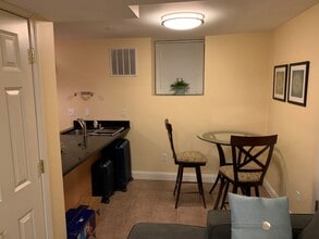 38 Phillips St, Unit B in Boston, MA - Foto de edificio - Building Photo