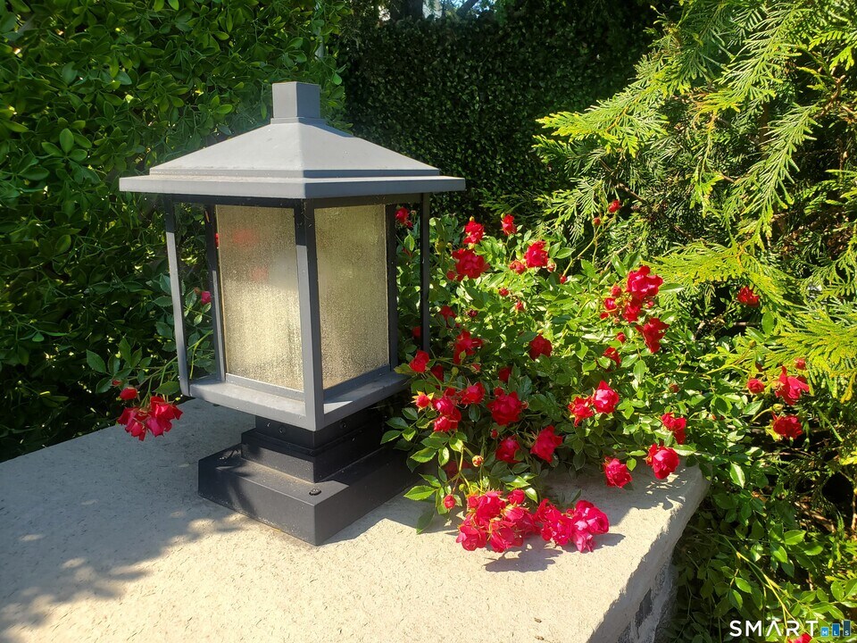 92 Valley Rd in Greenwich, CT - Building Photo