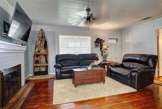 201 W Wall St in Grapevine, TX - Building Photo - Building Photo